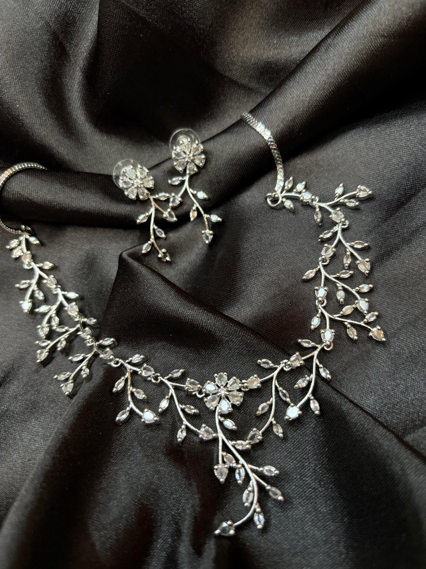 Glittering garden Diamond Set with Earrings