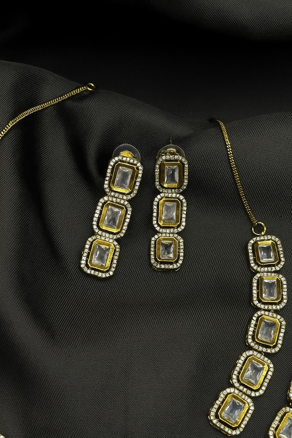 Auric Shine Diamond Necklace Set with Earrings